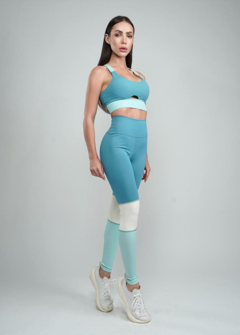 Calza deportiva de poliamida ajustada, cómoda y transpirable para fitness celeste