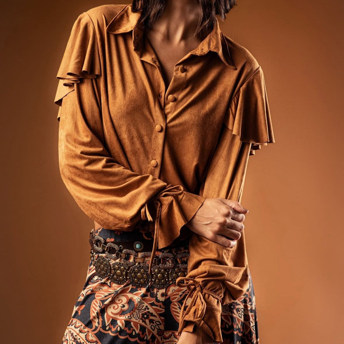 Detalle frontal Blusa Terracota Luxe Impulsa Boutique, cuello camisero, botones y manga larga con lazo.