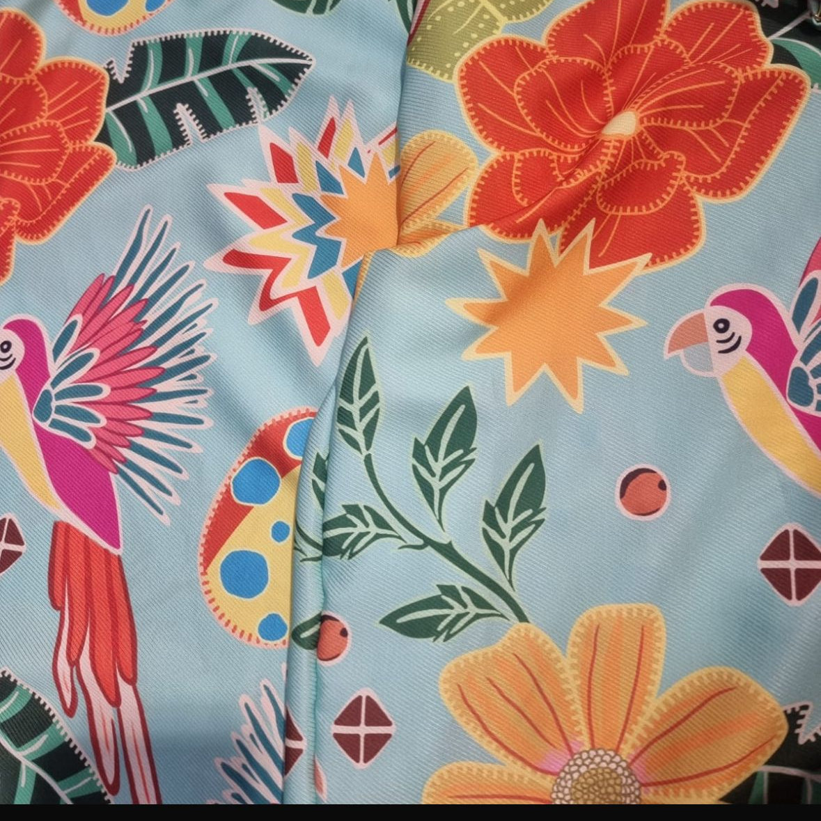 Detalle del estampado del Conjunto Brasilia resaltando la calidad de la tela.