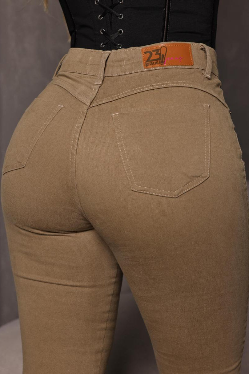 Parte trasera de jeans verde flare con costuras que realzan la silueta femenina.