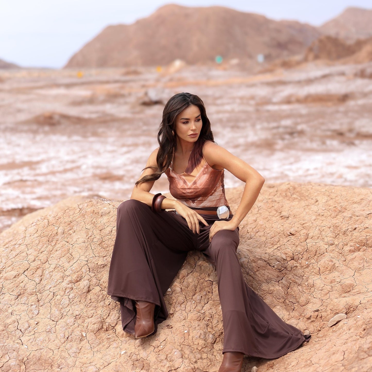 Pantalón Palazzo Luxe Terracota Impulsa Boutique en contexto de paisaje, elegancia y fluidez en tonos tierra.