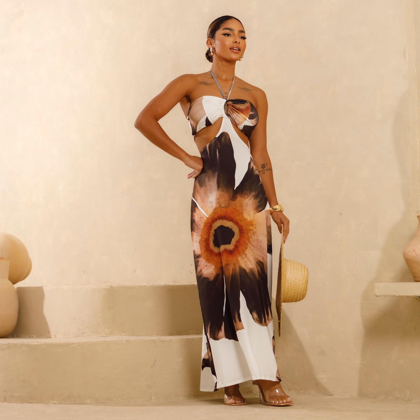 Modelo usando el Vestido Brizz Impulsa, mostrando su diseño elegante y entallado.