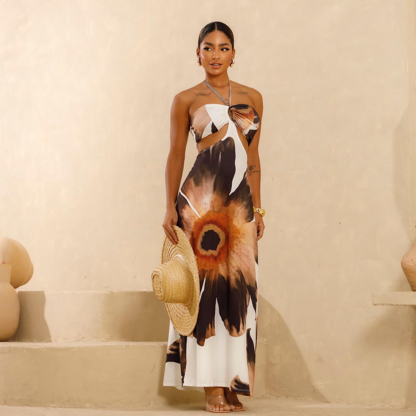 Modelo usando el Vestido Brizz Impulsa, mostrando su diseño elegante y entallado.