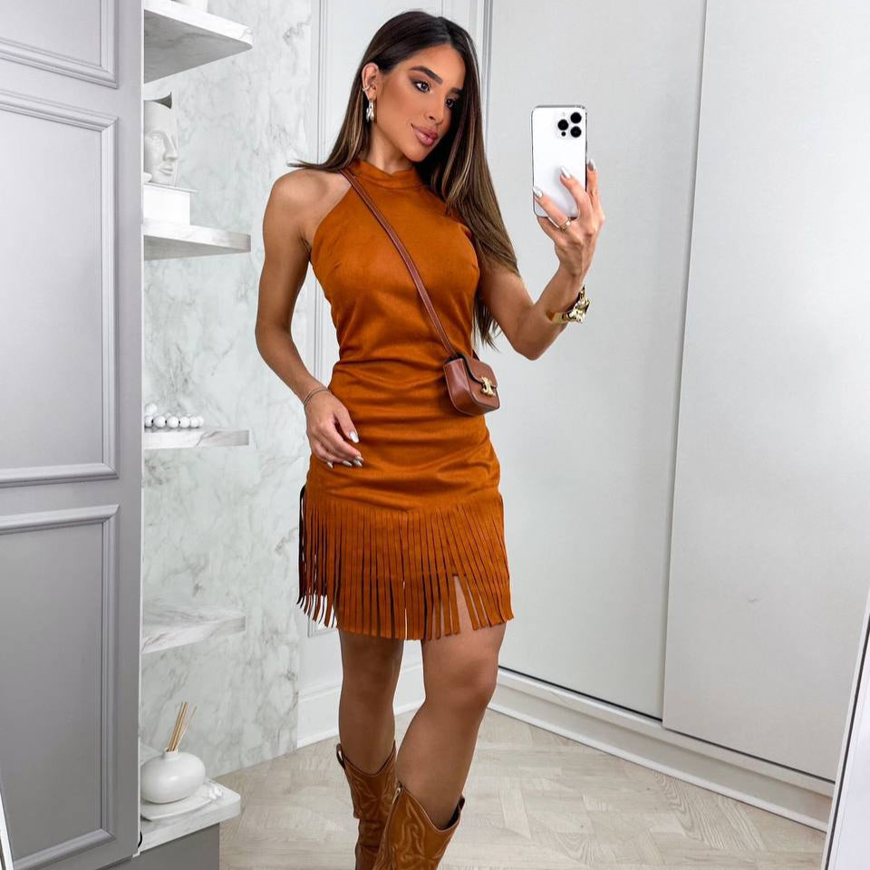 Modelo luciendo vestido halter terracota completo