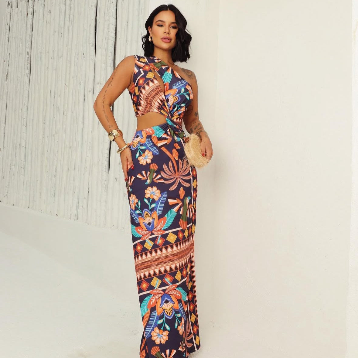 Mujer luciendo vestido largo Florencia con estampado elegante y diseño fluido, ideal para eventos.