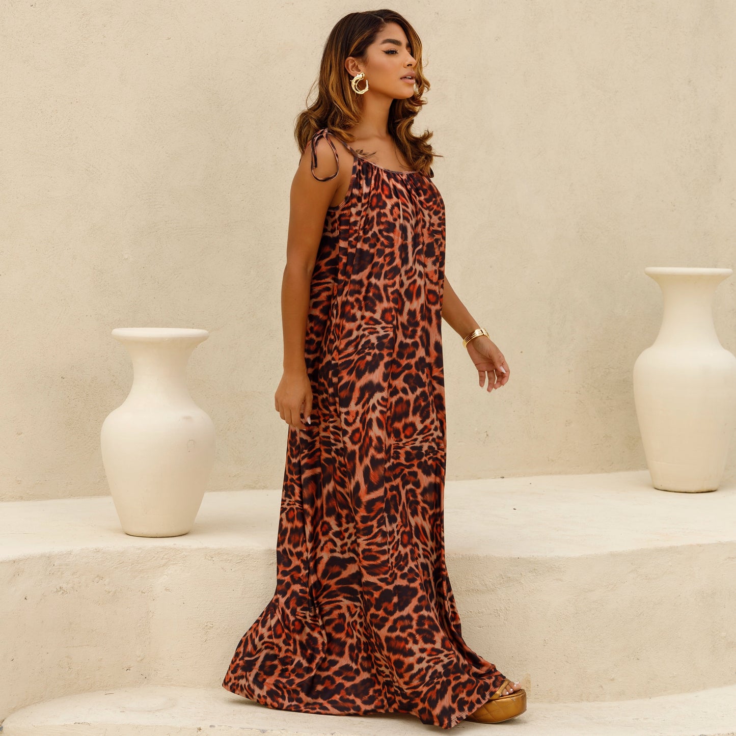 Modelo usando el Vestido Leopardo Impulsa, destacando el estampado animal print.
