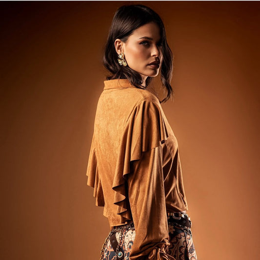 Blusa Terracota Luxe Impulsa Boutique, vista lateral, volantes en hombros, lazo en mangas, tejido gamuzado.