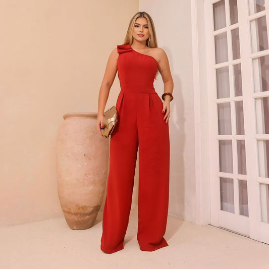 Modelo luce enterito Besalir color rojo de Impulsa Boutique, diseño ajustado con escote cruzado, ideal para un look elegante y versátil de temporada.