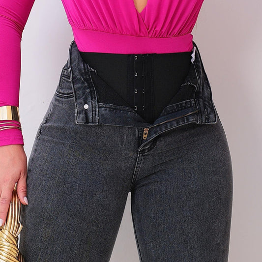 Mujer usando jeans con faja de control de abdomen y tiro alto, efecto push up de Impulsa Boutique cerca