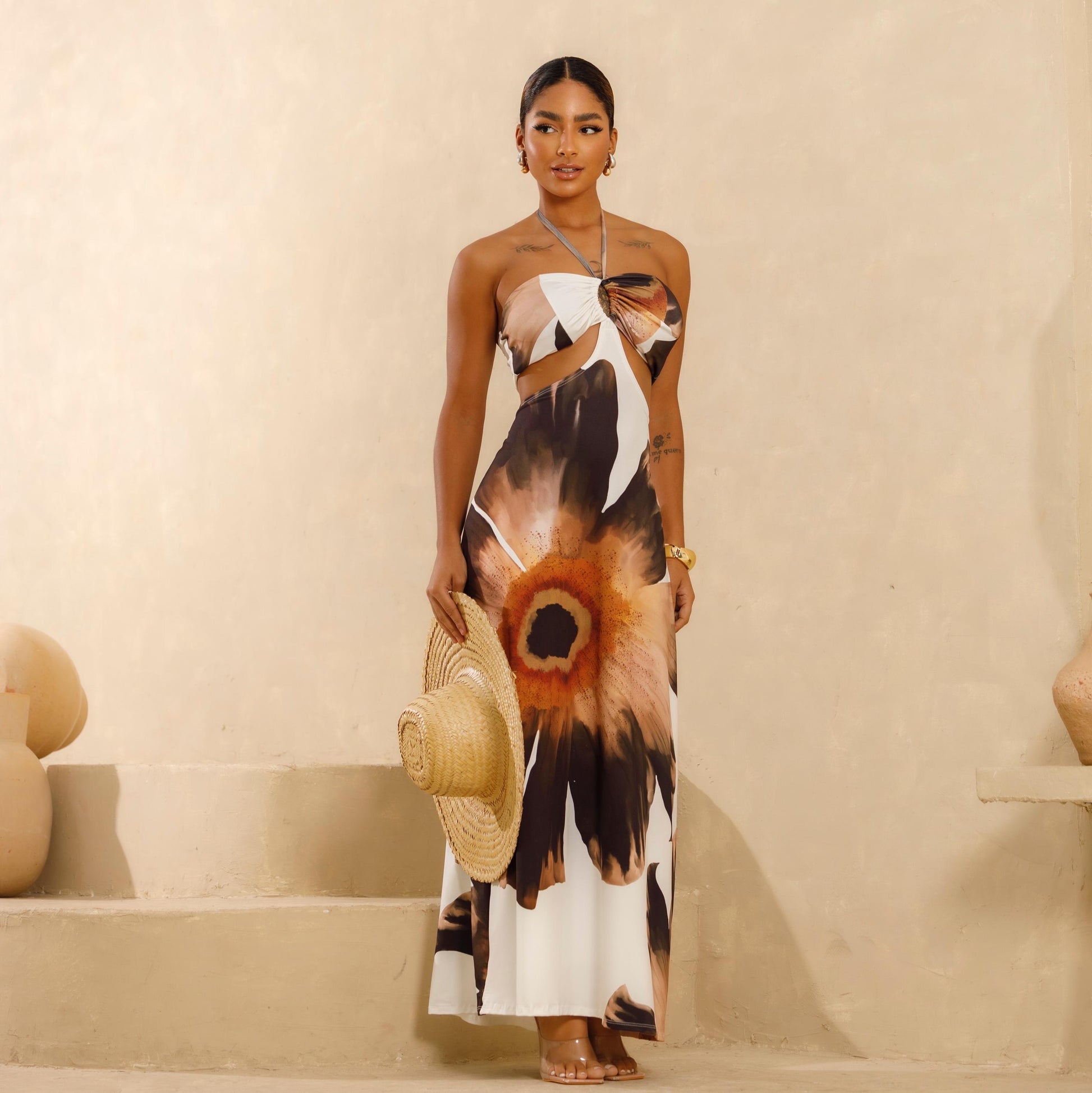 Modelo usando el Vestido Brizz Impulsa, mostrando su diseño elegante y entallado.