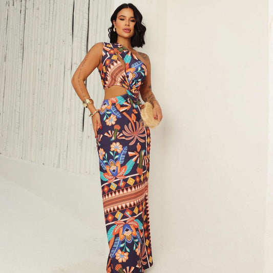 Mujer luciendo vestido largo Florencia con estampado elegante y diseño fluido, ideal para eventos.