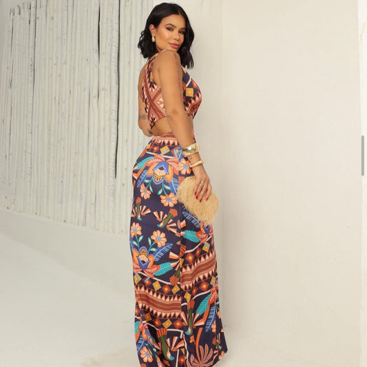 Mujer luciendo vestido largo Florencia con estampado elegante y diseño fluido, ideal para eventos.