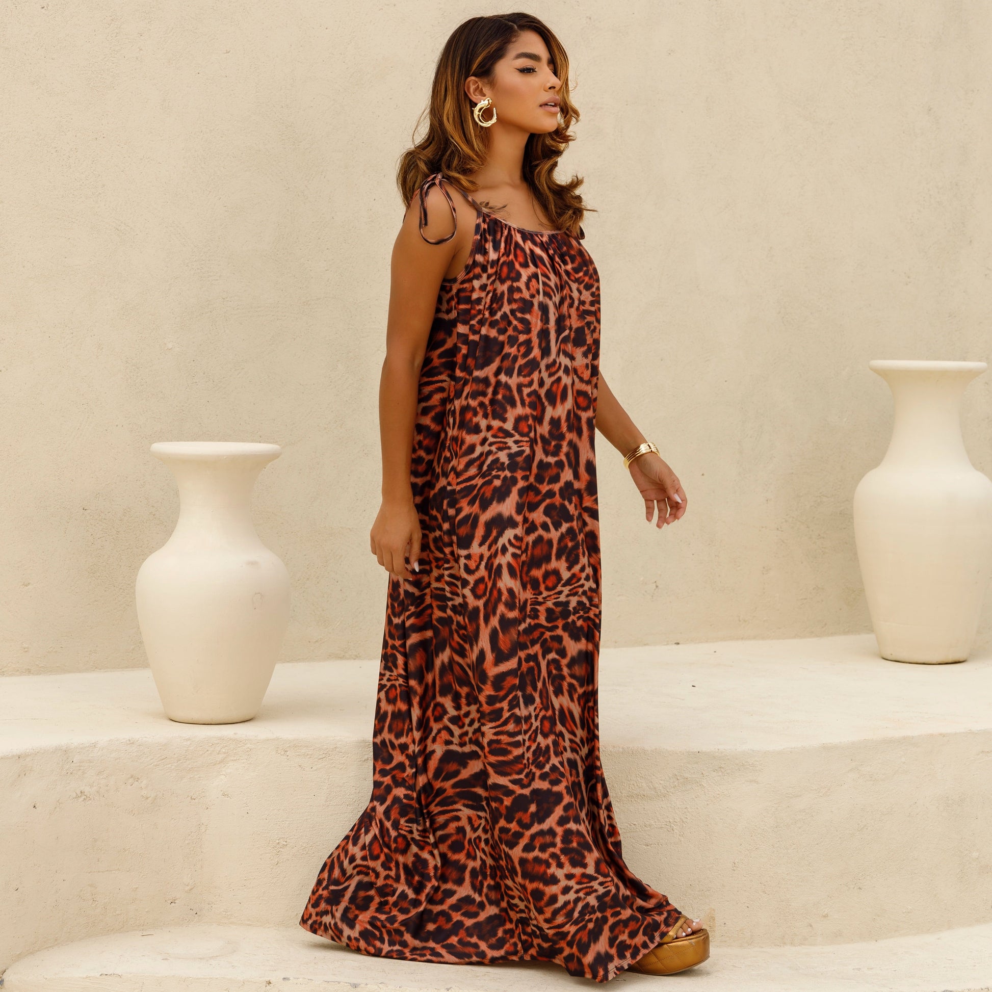  Modelo usando el Vestido Leopardo Impulsa, destacando el estampado animal print.